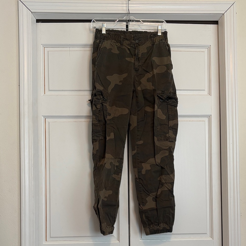 American Eagle Outfitters Green Camouflage Pants